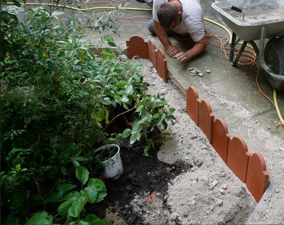 Pose des briquettes qui servent de bordures de jardin