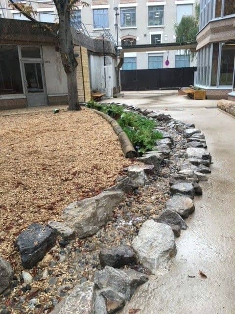 Photo d'une cour d'école OASIS dans le 15e arrondissement avec un sol perméable