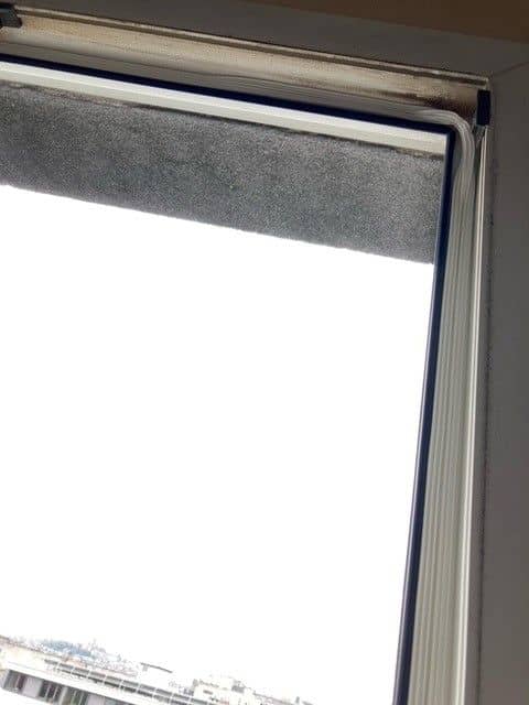 Le joint de fenêtre fournis dans le kit d'économies d'énergie aide à étancher les châssis de fenêtres pour éviter le passage de l'air froid © Audrey ©