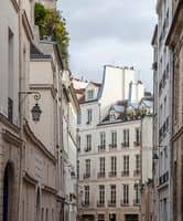 Immeubles dans le Marais à Paris 4e ©laurencesoulez_Adobe Stock
