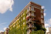 Façade d'un immeuble parisien végétalisée