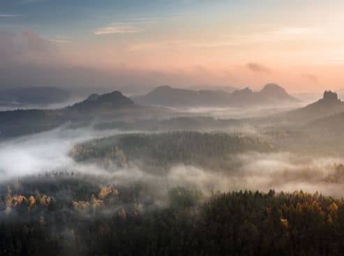 Vue aérienne de montagnes avec brouillard