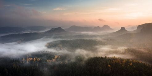 Vue aérienne de montagnes avec brouillard