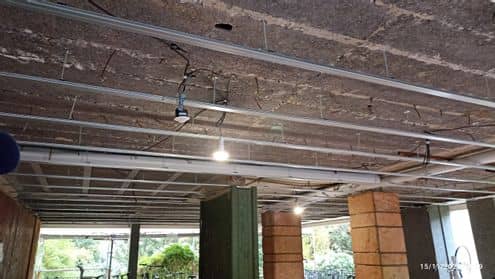 Avant de poser l'isolant, le faux plafond est retiré et des rails sont posés afin de tenir les prochaines plaques d'isolant.
