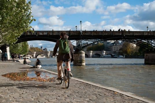 Un cycliste sur les quais de Paris