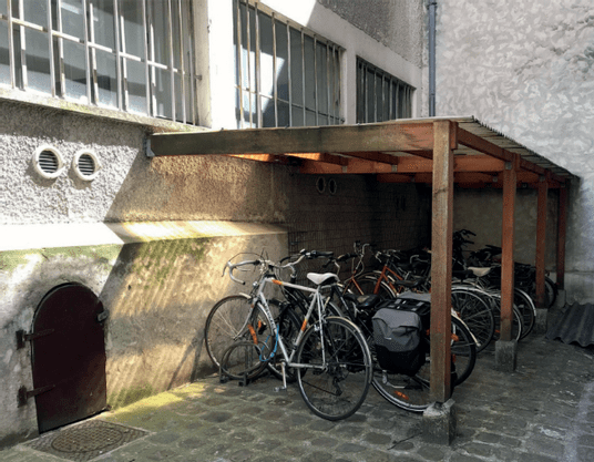 Cour aménagée pour créer un local vélo
