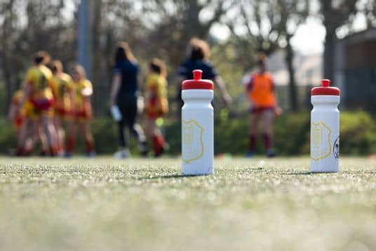 Gourdes sur un terrain de rugby - Évènement Sport Zéro Plastique de l'USOMC