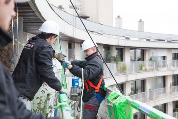 Ouvriers en rénovation sur une copropriété parisienne © Jean-Baptiste Gurliat / Ville de Paris