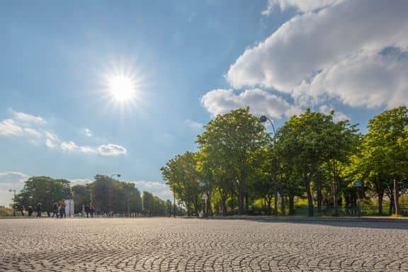 Place de la Concorde sous le soleil d'été © Enzogialo / Adobe Stock