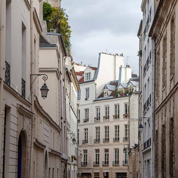 Immeubles dans le Marais à Paris 4e ©laurencesoulez_Adobe Stock